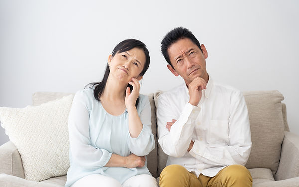 考え込む夫婦