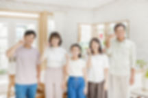 歯ブラシを持ち笑顔で並ぶ家族