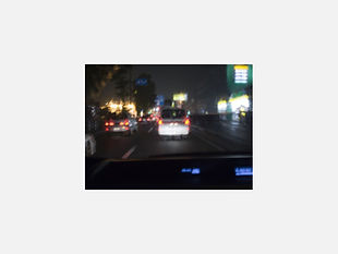 夜間の自動車