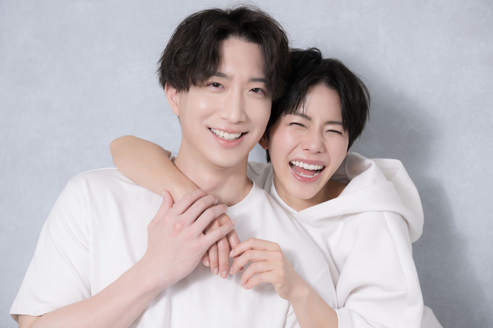 白い歯がまぶしいカップル