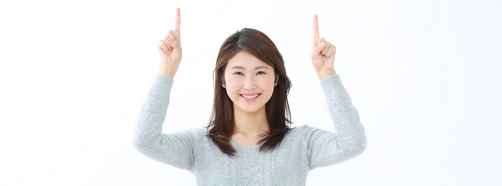 上を指さす女性