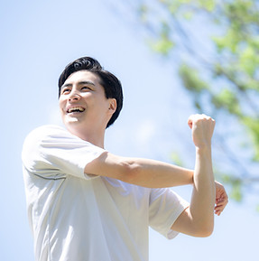 ストレッチする男性