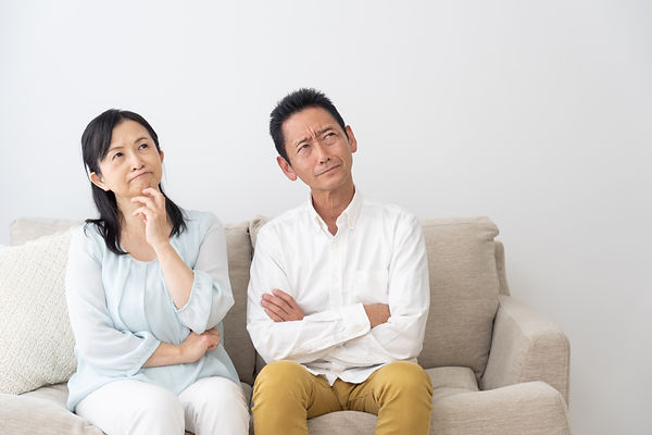 悩む夫婦