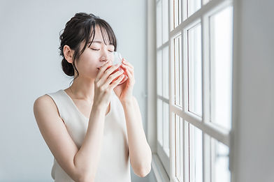 ドリンクを飲む女性