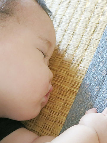 畳の上に寝ている赤ちゃん