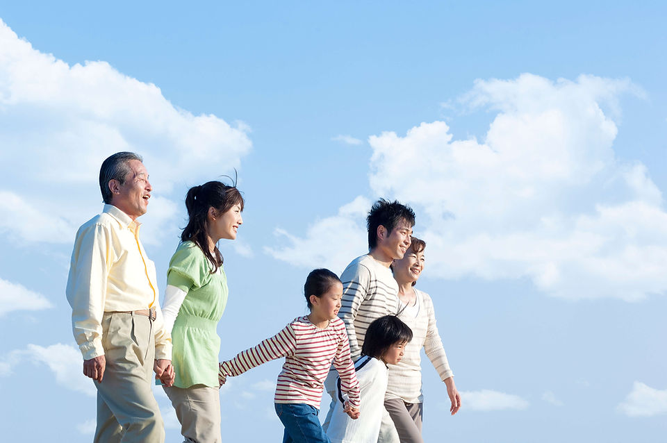 笑顔の三世代家族