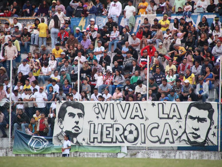 Toño Ixtláhuac acompaña encuentro histórico entre Leyendas del América y La Heroica con récord de 15 mil asistentes