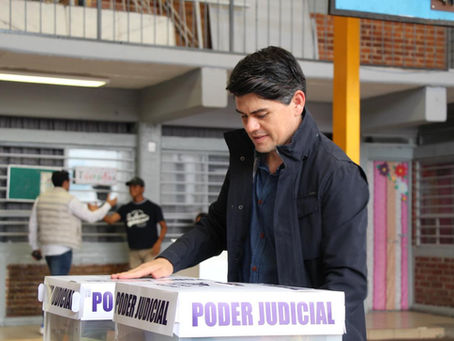 Toño Ixtláhuac emite su voto en Zitácuaro en la primera elección del Poder Judicial de la Federación