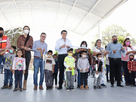 Entrega Toño Ixtláhuac construcción de domo y patio cívico