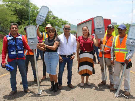 Colocación en Tiquicheo de alumbrado público