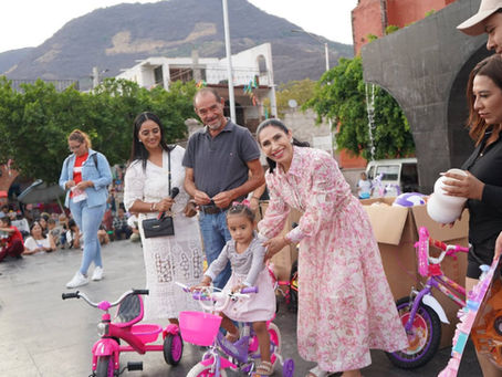 NIÑAS Y NIÑOS DE JUNGAPEO CELEBRAN SU DÍA EN EL JARDÍN PRINCIPAL