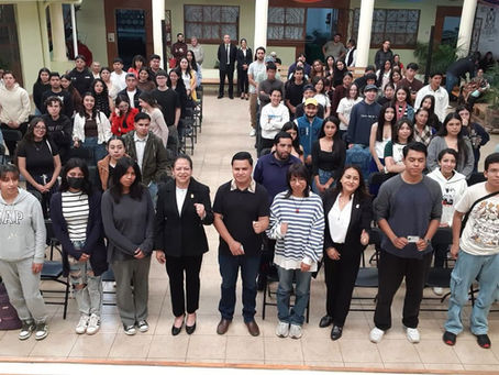 "El aprendizaje es la llave del futuro": entrega Jeovana Alcántar 132 becas de transporte a jóvenes hidalguenses