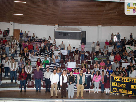 Funcionarios Estatales y Municipales, entregan tarjetas del Programa La Escuela es Nuestra.