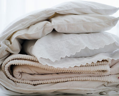 Linge de maison blanc empilé
