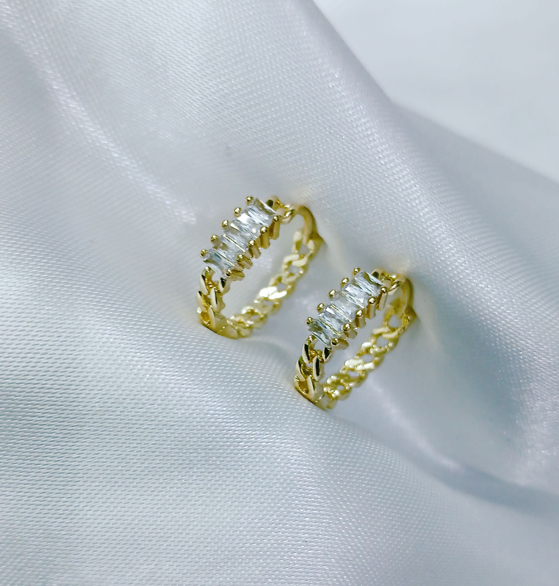 Arracada huggies zirconia blanca con eslavones 14 k