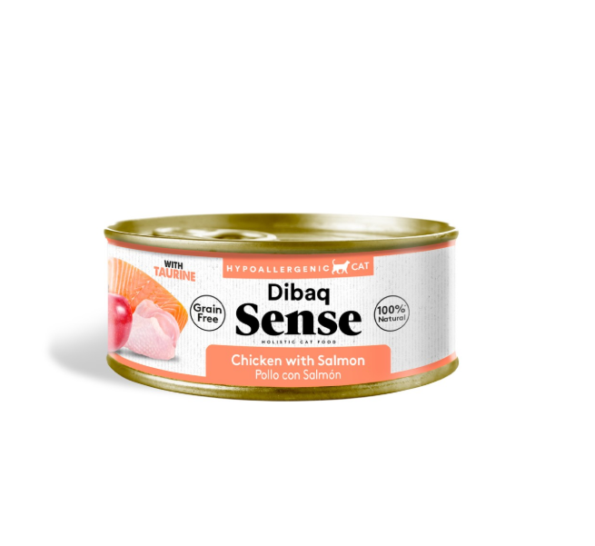 Vooraanzicht van een blikje Dibaq Sense Hypoallergenic Cat "Chicken with Salmon" van 70 gram met een roze etiket op een witte