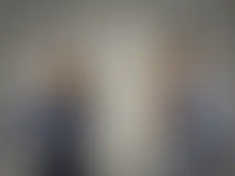 Dos personas usan teléfonos de lata, luciendo confundidas. Fondo gris con signos de interrogación. Ella lleva camisa azul, él camisa clara.