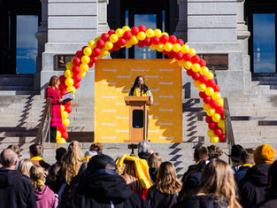Familias de Colorado se manifiestan en el Capitolio en la Semana de la Elección Escolar