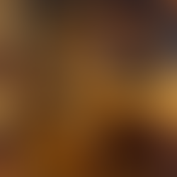 Un hombre se arrodilla frente a una zarza ardiente. Figura celestial al fondo extiende la mano. Escena con tonos cálidos y cielo nublado.