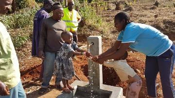Jóvenes cameruneses celebran al utilizar por primera vez la nueva llave de agua de su comunidad. (Foto proporcionada)