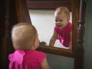 Cuando el amor aclara el reflejo: 3 formas de ver más allá de las apariencias