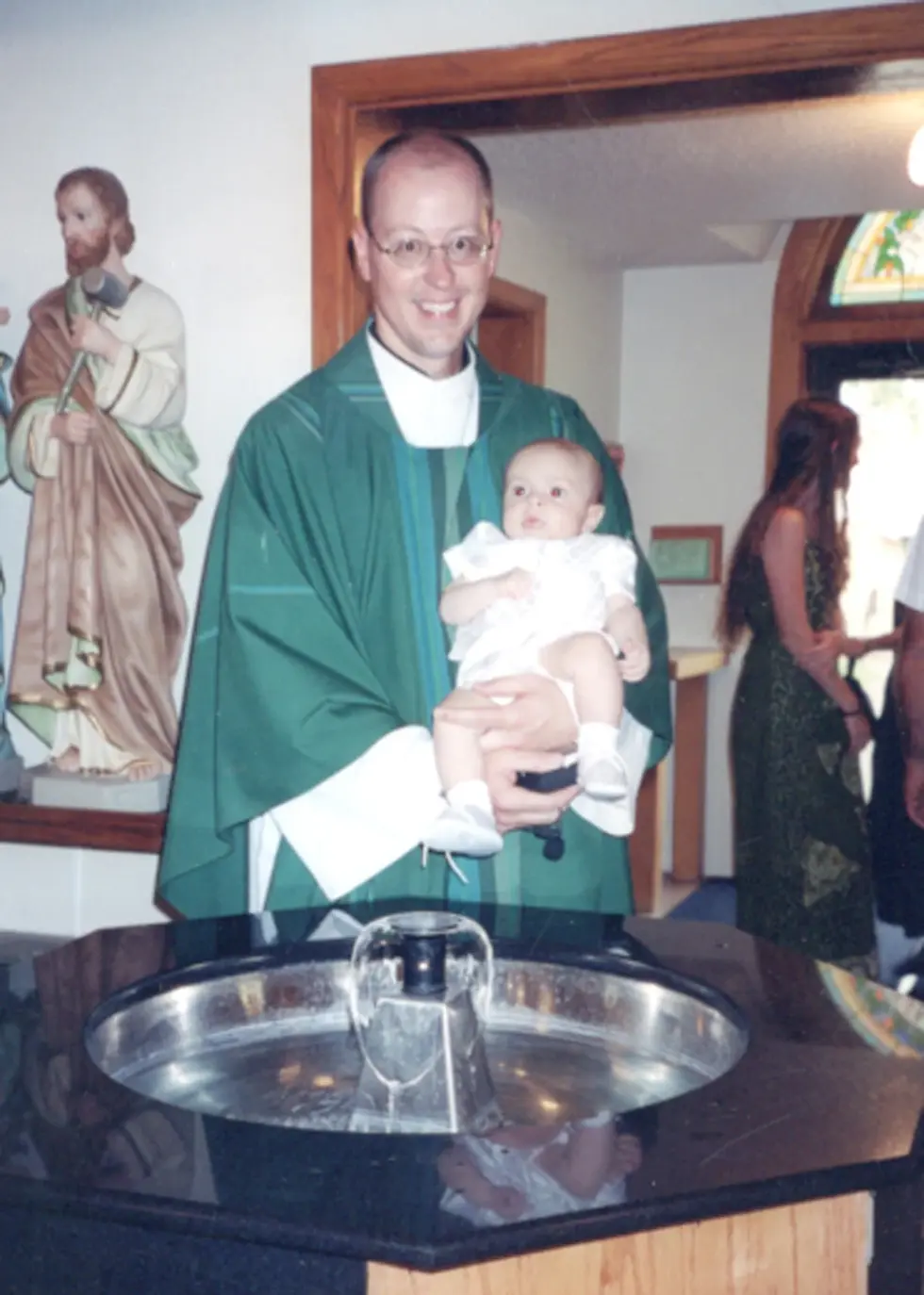 El entonces padre Jim Golka bautiza a un niño en la Iglesia de Nuestra Señora de Guadalupe en Scottsbluff, Nebraska, en 2003. (Foto cortesía de la Diócesis de Colorado Springs)