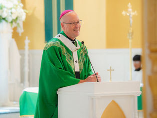 Un pastor entre su pueblo: El arzobispo James visita la comunidad hispana de St. Joseph