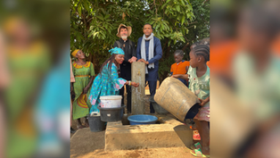 Diácono ingeniero de Denver lleva agua a quienes tienen sed