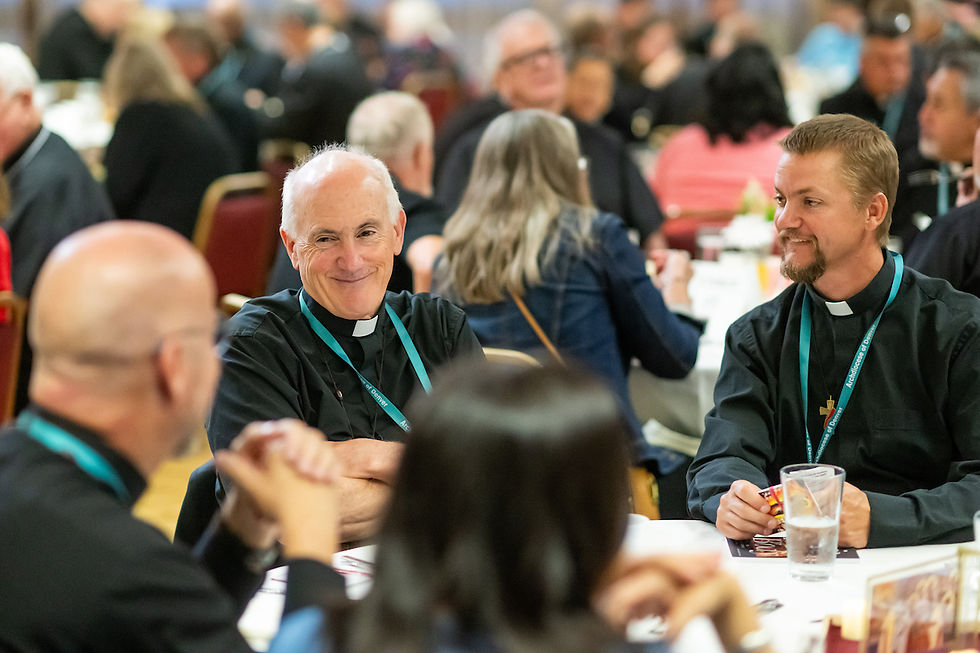 Los diáconos Phil McNulty y Luke Oestman, ordenados en 2023, sonríen durante la reunión anual del Día del Diácono de la arquidiócesis. (Foto de Daniel Petty)