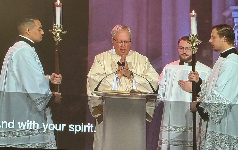 Un sacerdote orando en un altar con cuatro acólitos sosteniendo velas. Ambiente solemne, túnicas blancas. Texto visible: "and with your spirit".