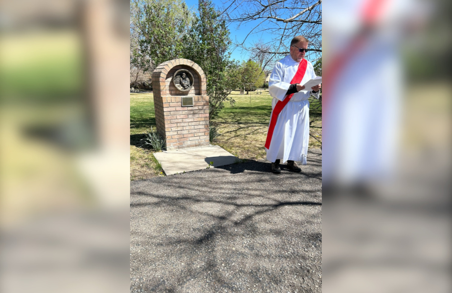 El diácono Marc Nestorick dirige el viacrucis el Viernes Santo en Mullen REsidences, en Denver. (Foto proporcionada)