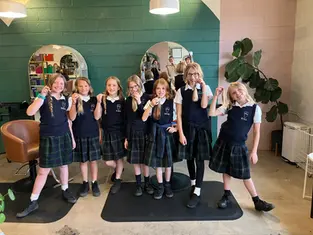 Alumnas de la escuela católica Sts. Peter and Paul donan más de 250 pulgadas de cabello durante la Cuaresma