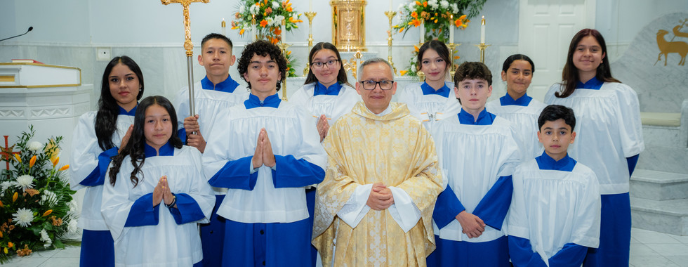 Choir youths and priest in blue-and-white robes pose in a church before gold altar, flowers, and partial Spanish text tu madre?