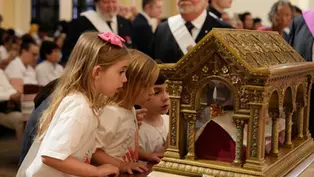 Tres niños observan un relicario dorado en una iglesia, durante una ceremonia solemne; fondo de asistentes y clérigos.