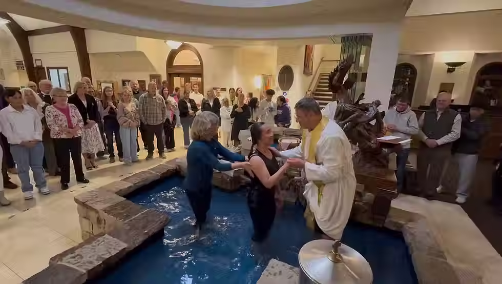 Dee Walker, recién bautizada en la parroquia Holy Name de Steamboat Springs, ha encontrado una profunda alegría en su nueva vida como católica. (Foto proporcionada)