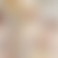 Tres clérigos sonríen en una iglesia decorada. Visten hábitos blancos y dorados, con detalles en encaje. Ambiente solemne y festivo.