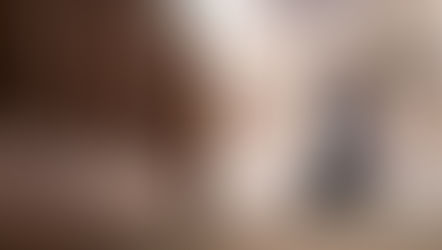 Un hombre de rodillas, vestido de negro, sostiene tela blanca en una iglesia luminosa. Ambiente solemne, tonos claros predominan.