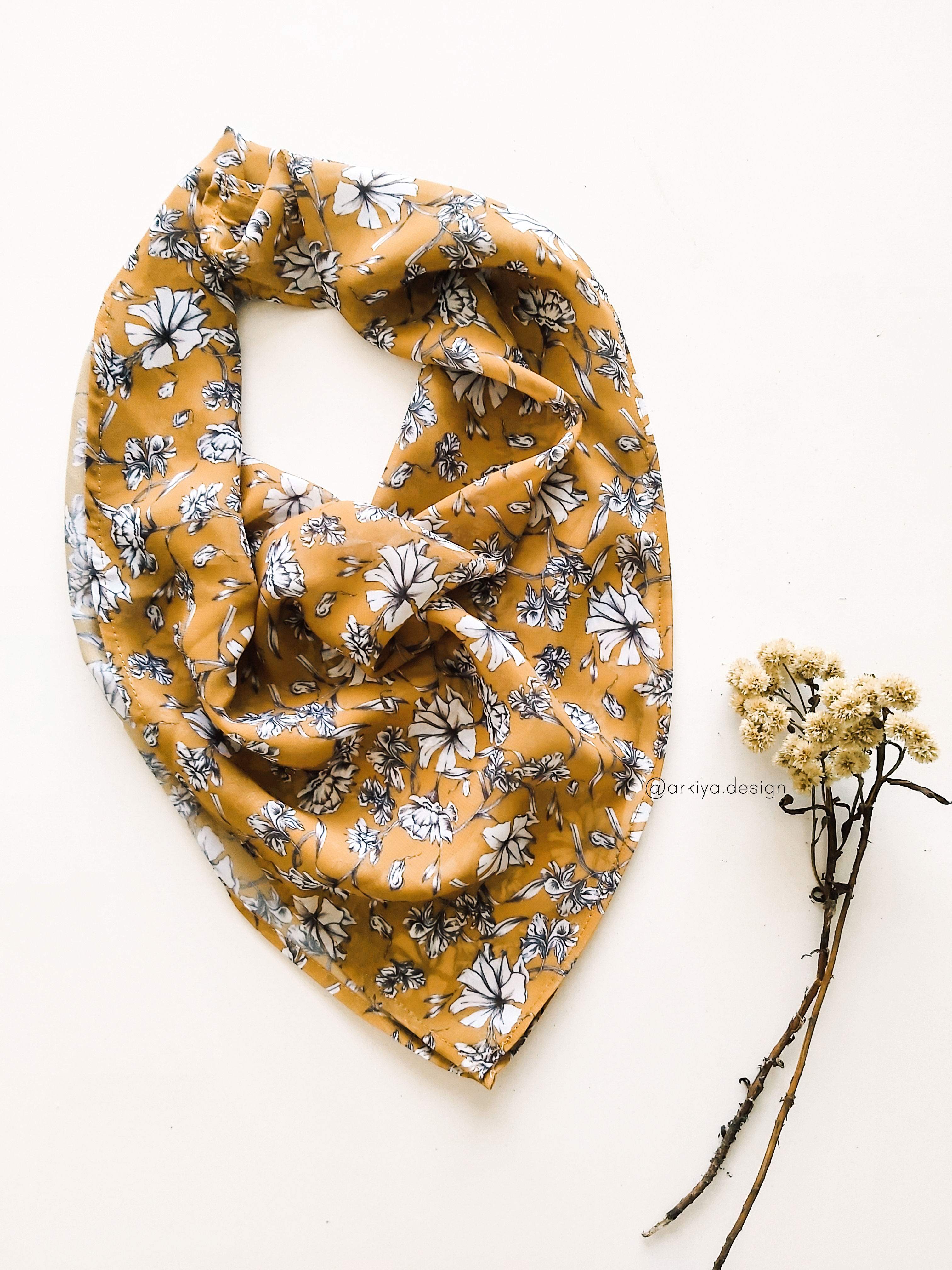 Pañuelo Alelíes mostaza 60x60