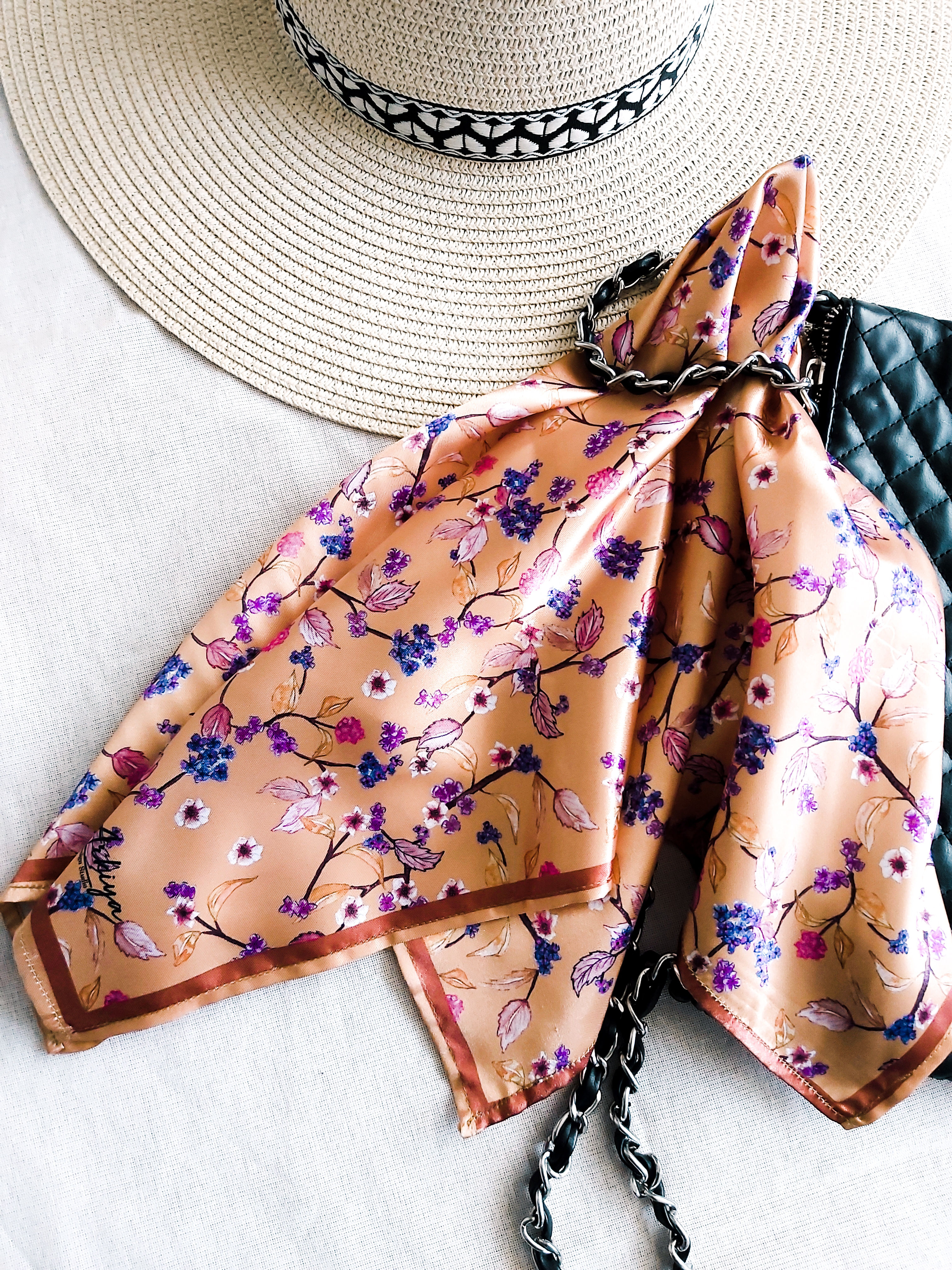 Pañuelo Flora durazno 60x60