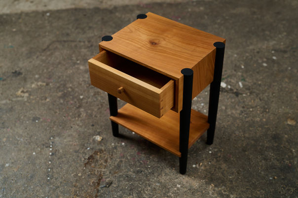 Nachttisch aus Kirschholz