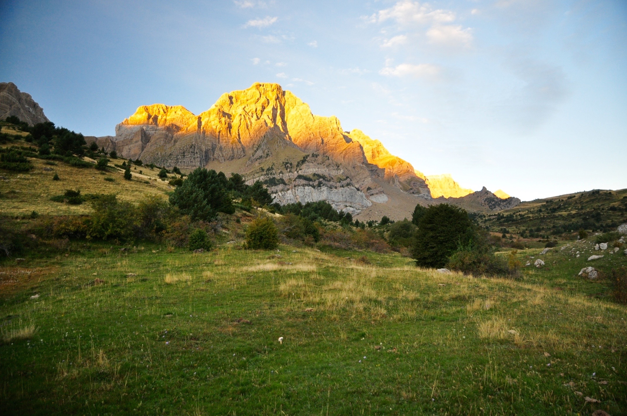le soleil se lève sur la Peña Telera