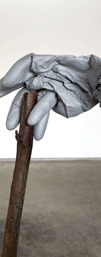 “touches skin, touches shadow“
Cast Bronze, Aluminum and Glass.
6 x 4 x 24” (15 x 10 x 61cm), 2022.