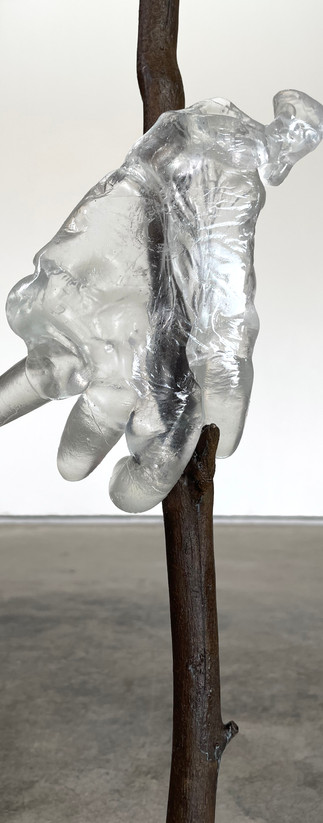 “touches skin, touches shadow“
Cast Bronze, Aluminum and Glass.
6 x 4 x 24” (15 x 10 x 61cm), 2022.