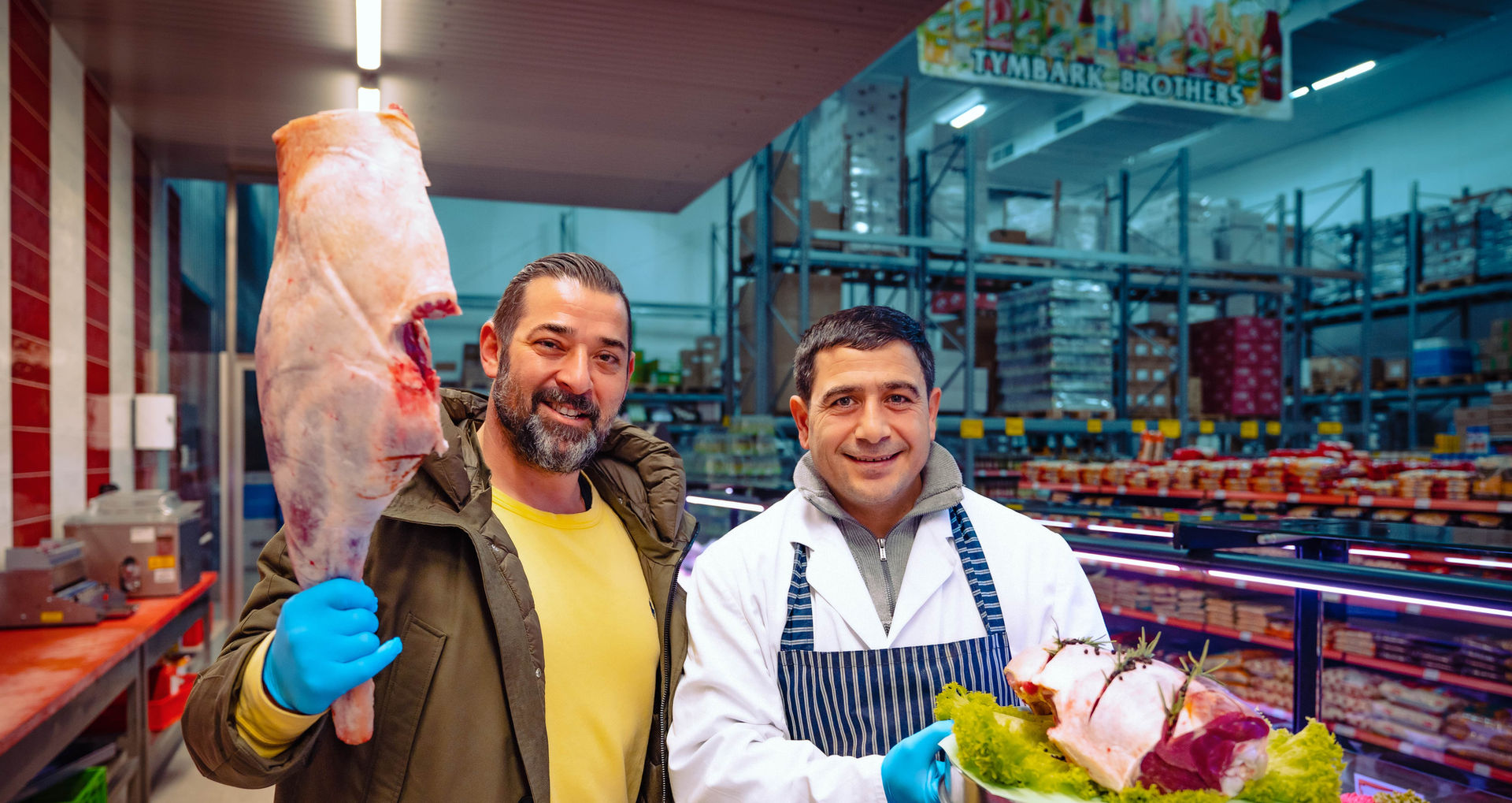 Fatih Güdük und Fleischer Mustafa präsentieren an der ersten Helal- und Frischefleischtheke in Mecklenburg-Vorpommern im Güdük Markt Rostock frisches Helal-Fleisch für ihre Kunden.