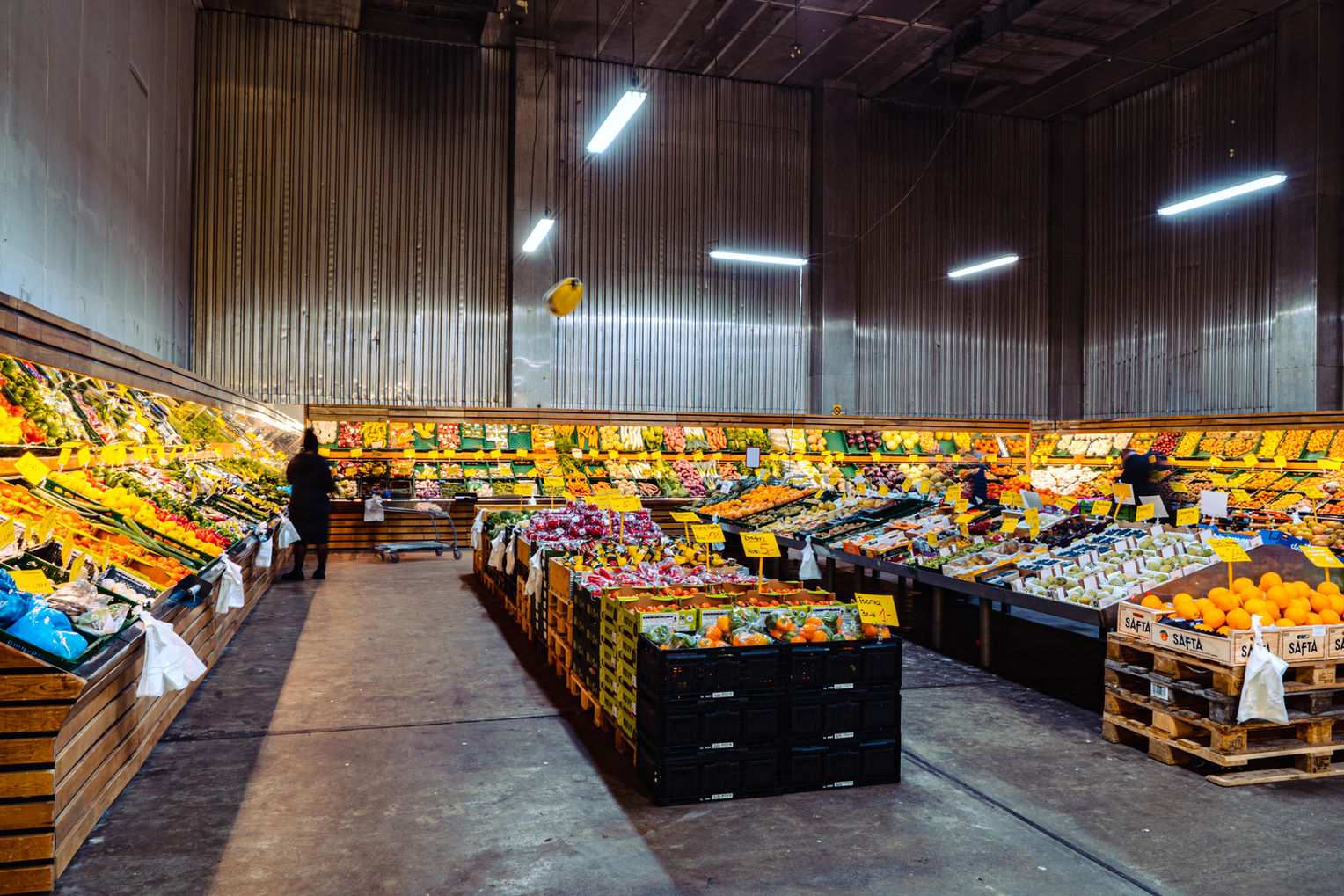 Gekühlte Obst- und Gemüsehalle im Güdük Markt Rostock mit frischen einheimischen und exotischen Obst- und Gemüsesorten wie Äpfeln, Gurken, Kartoffeln, Ananas und Datteltrauben