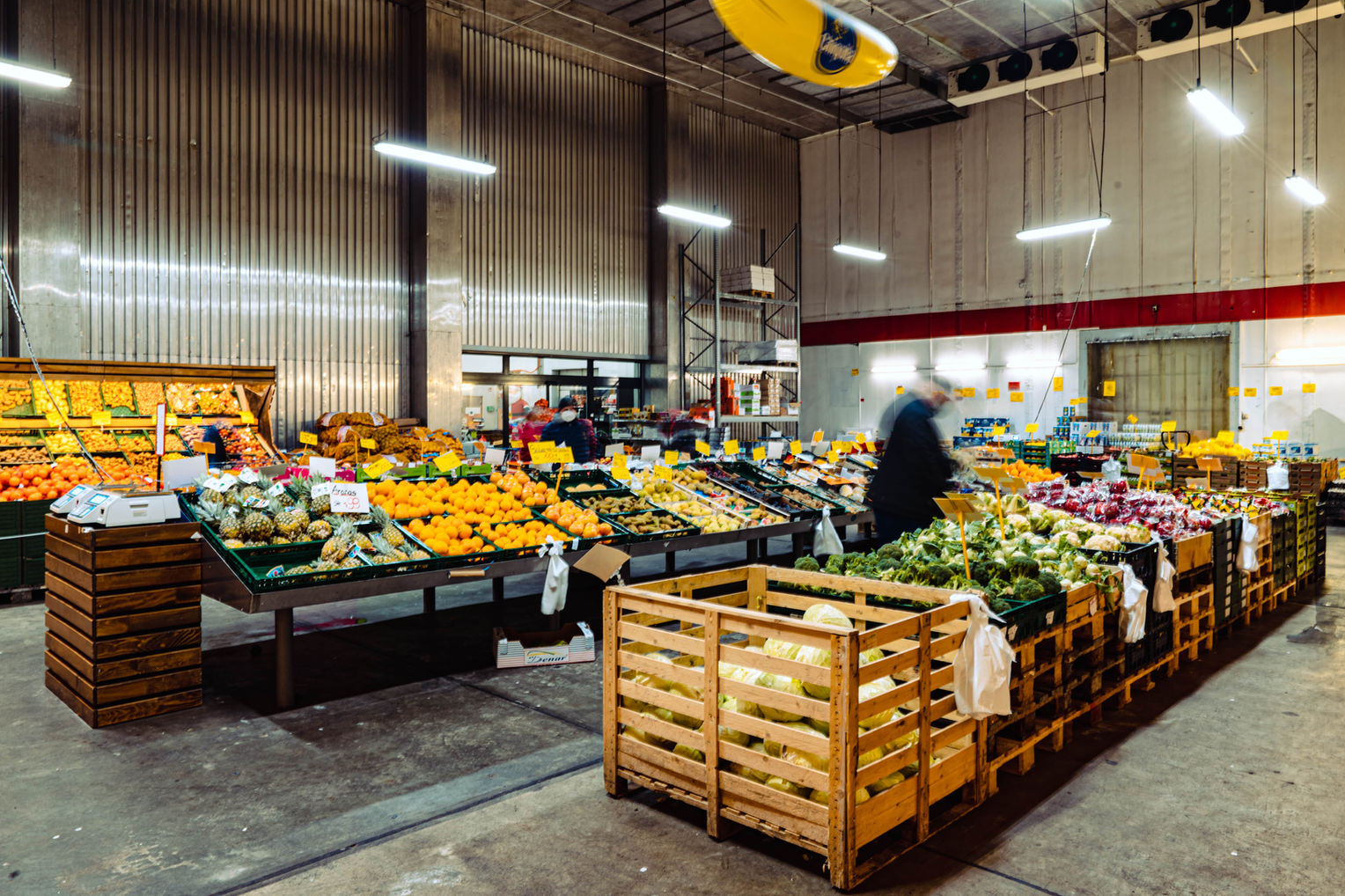 Gekühlte Obst- und Gemüsehalle im Güdük Markt Rostock mit einheimischen und exotischen Obst- und Gemüsesorten wie Äpfeln, Kartoffeln, Gurken, Melonen und Dattelweintrauben