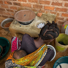 Mama Jume es la vecina que colabora cocinando cada día para los niños