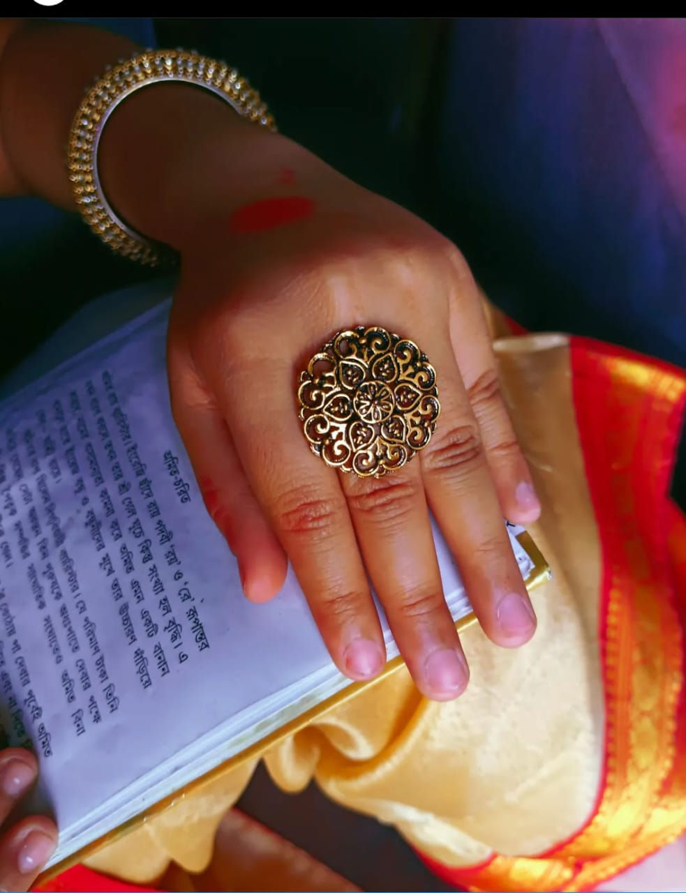 Floral oxide gold ring