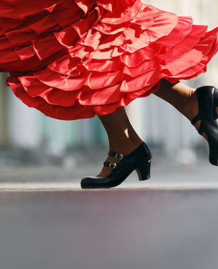 ¿Estás listo para sumergirte en el emocionante mundo del flamenco? ¡Entonces no apuntate ahora! Nos complace invitarlos a inscribirse en nuestro estudio de flamenco, donde la música, el baile y la cultura se unen en una experiencia única.