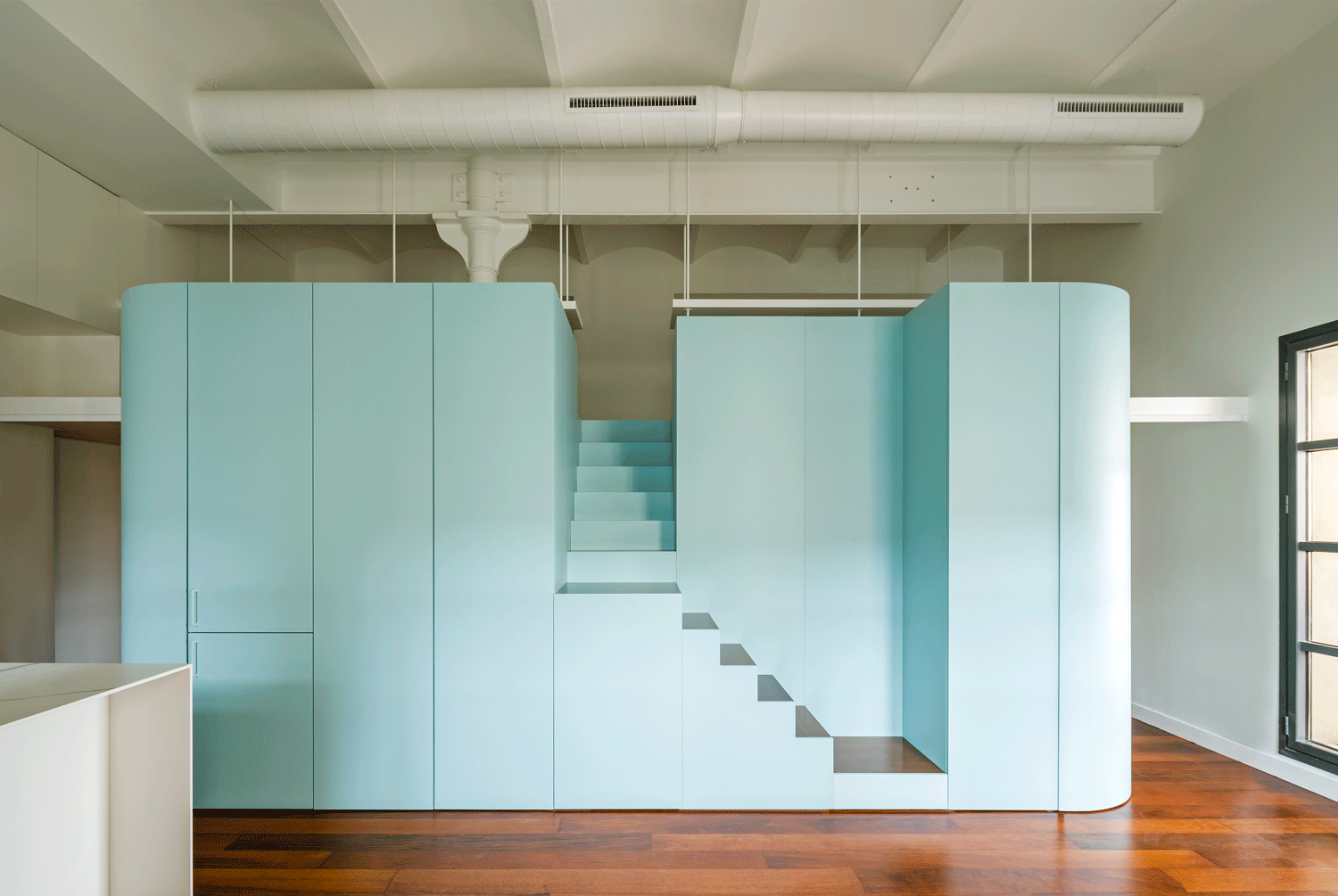 Espectacular loft en Barcelona con interiores contemporáneos, sostenibles y flexibles